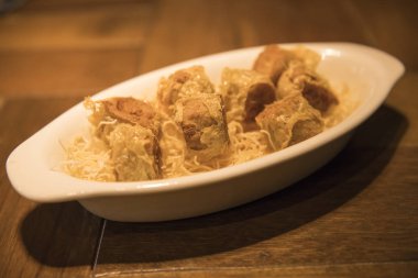 Derin Fried Chicken roll, lezzetli tatlı sos ile yemek için bir Çin restoranında satılır