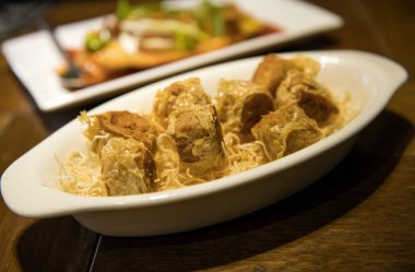 Derin Fried Chicken roll, lezzetli tatlı sos ile yemek için bir Çin restoranında satılır