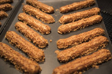 Lezzetli bir tatlı yer içinde belgili tanımlık tepsi içinde stok Satılık