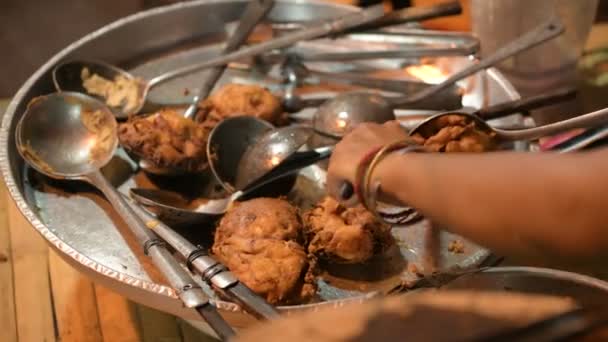 泰国国家地方甜点用面团圆煎平底锅在一个狡猾的市场上 — 图库视频影像