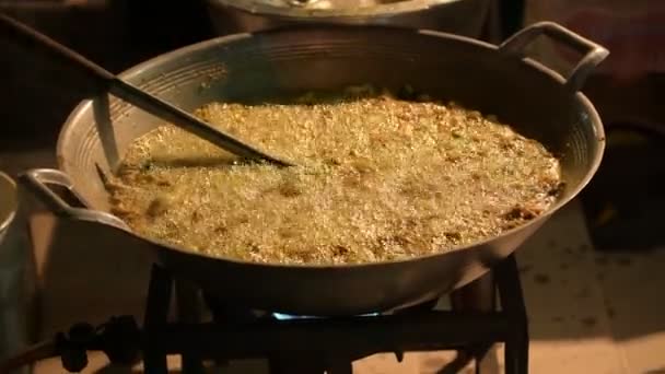 泰国当地食品中的煎鱼蛋 — 图库视频影像