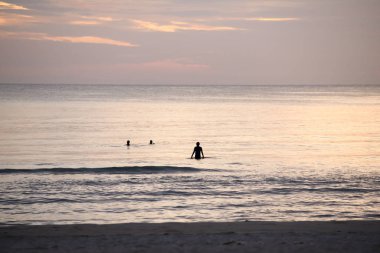 Deniz, gündoğumu durdu seyreden ve mutlu