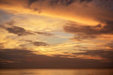 Sunrise deniz ortasında bulutlar ve gökyüzü sabah güzel sessiz atmosfer yalnız bir duygudur