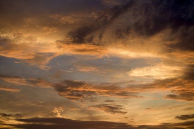 Sunrise deniz ortasında bulutlar ve gökyüzü sabah güzel sessiz atmosfer yalnız bir duygudur