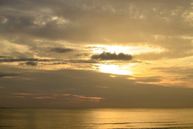 Sunrise deniz ortasında bulutlar ve gökyüzü sabah güzel sessiz atmosfer yalnız bir duygudur