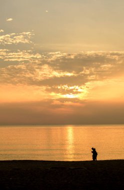 Sunrise deniz ortasında bulutlar ve gökyüzü sabah güzel sessiz atmosfer yalnız bir duygudur