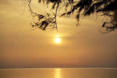 Sunrise deniz ortasında bulutlar ve gökyüzü sabah güzel sessiz atmosfer yalnız bir duygudur