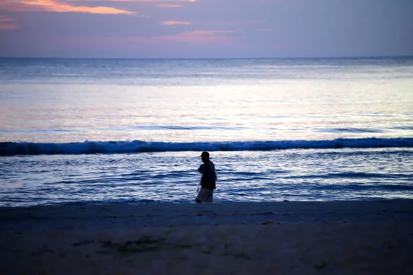 Deniz, gündoğumu durdu seyreden ve mutlu
