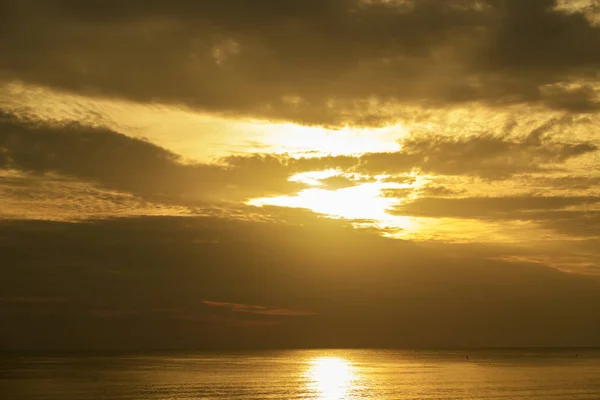 Nascer Sol Mar Pela Manhã Meio Nuvens Céu Bela Atmosfera — Fotografia de Stock