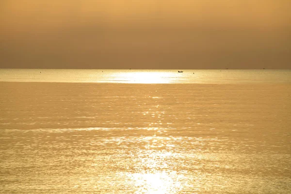 Nascer Sol Mar Pela Manhã Meio Nuvens Céu Bela Atmosfera — Fotografia de Stock