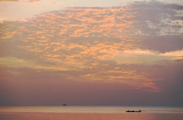 Nascer Sol Mar Pela Manhã Meio Nuvens Céu Bela Atmosfera — Fotografia de Stock