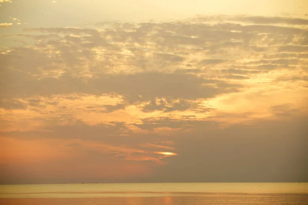 Nascer Sol Mar Pela Manhã Meio Nuvens Céu Bela Atmosfera — Fotografia de Stock