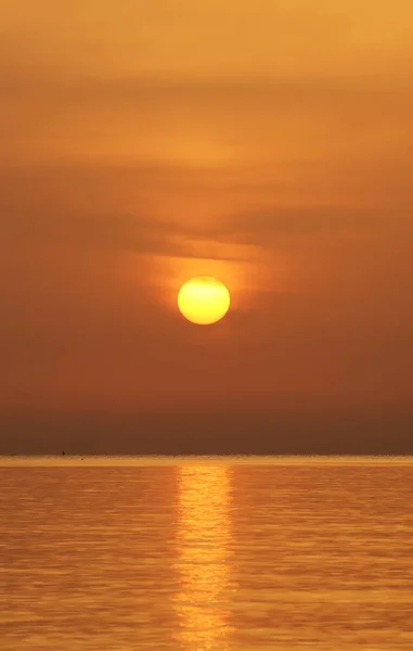 Восход Солнца Море Утром Среди Облаков Небо Красивой Тихой Атмосфере — стоковое фото