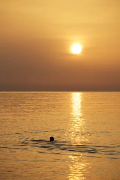 Восход Солнца Море Утром Среди Облаков Небо Красивой Тихой Атмосфере — стоковое фото