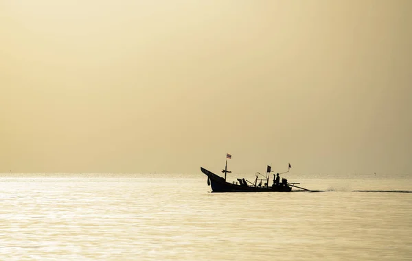 Pêcheurs Pêche Lever Soleil Dans Mer Milieu Des Nuages Ciel — Photo