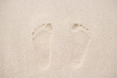 Sabahtan beri hedef yürüyüş kavramı sahilde yürüyüş ayak izleri