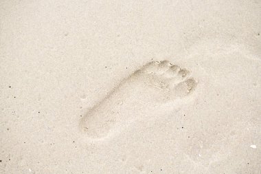 Sabahtan beri hedef yürüyüş kavramı sahilde yürüyüş ayak izleri