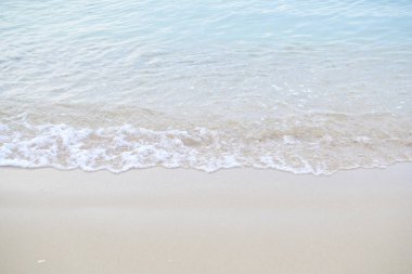 Denizin dalgaları ile kumlu kopya alanı metin ile sabah sahile