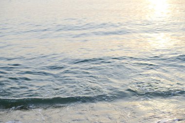 Denizin dalgaları ile kumlu kopya alanı metin ile sabah sahile