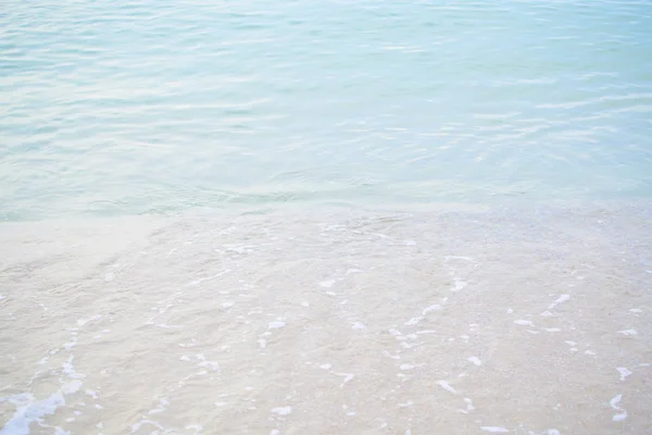 Moře Vlnami Zasáhla Písečná Pláž Ráno Kopií Místo Textu — Stock fotografie