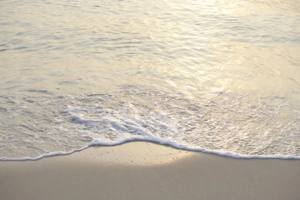 Mer Avec Des Vagues Frappé Plage Sable Dans Matinée Avec — Photo