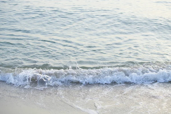 Στη Θάλασσα Κύματα Χτυπήσει Την Αμμώδη Παραλία Πρωί Χώρο Αντιγραφή — Φωτογραφία Αρχείου