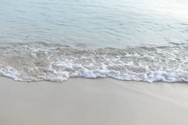Denizin dalgaları ile kumlu kopya alanı metin ile sabah sahile