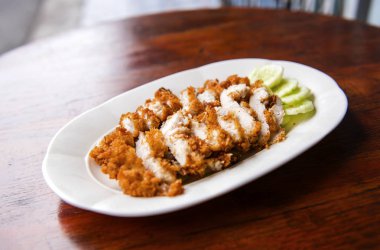 Salatalık ile bir tabak kızarmış tavuk yemek pilav ile vücut, Fast Food Tayland ülkelerde yaygın olarak yenen için yararlı besin olarak