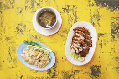 Kızarmış tavuk ve haşlanmış tavuk, acı leziz kahvaltı yemek için masaya hazırlanan yemek pirinç çorbası