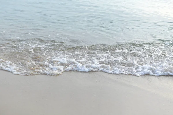 Denizin dalgaları ile kumlu kopya alanı metin ile sabah sahile