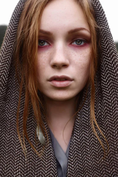 Módní Venkovní Portrét Mladé Ženy Kapuci Chůze Krásnou Dívku — Stock fotografie