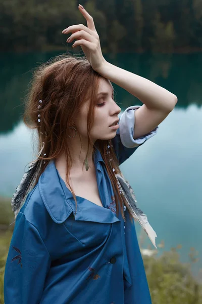 Bella Giovane Donna Riva Lago Stile Indiano Camminare Nella Foresta — Foto Stock