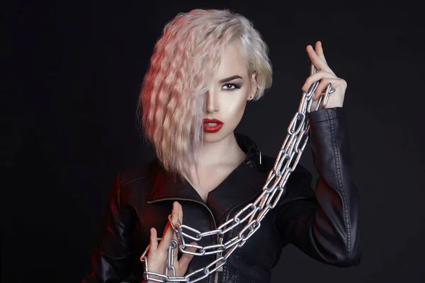 Mooi Meisje Met Blonde Vrouw Stalen Chain Sexy Coho Jas — Stockfoto