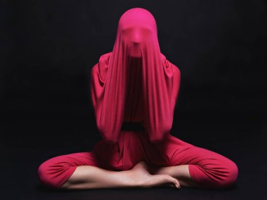 Kız yüzünü alışılmadık giysiler ve garip pose.abstract moda sanat gizler