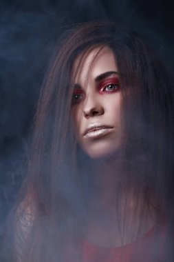 Gümüş dudak makyaj genç seksi kadınla. kadın yüz duman