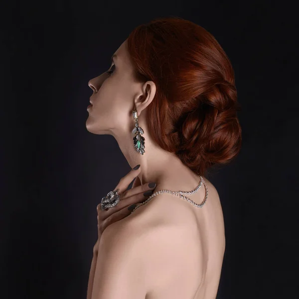 Beautiful Nude Woman Jewelry Red Hair Naked Sexy Girls Back — Stock Photo, Image