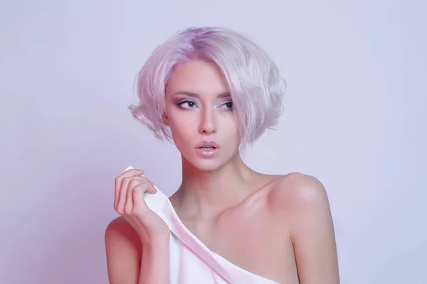 若く美しい髪の色金髪 Woman Sensual Haistyle とメイクアップ — ストック写真