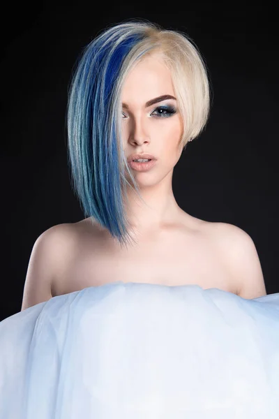 Belle Femme Avec Des Cheveux Couleur Bleue Maquillage Sur Fond — Photo