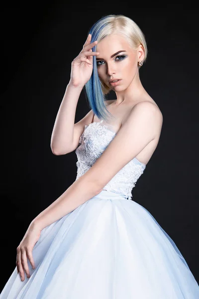 Ομορφιά Νύφη Γυναίκα Μπλε Μαλλιά Κοπέλα Βαμμένα Μαλλιά Και Φόρεμα — Φωτογραφία Αρχείου
