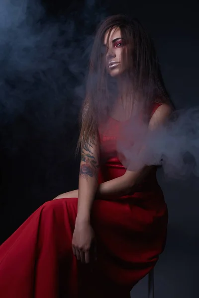 Νέοι Σέξι Γυναίκα Ασημένια Χείλη Συνθέτουν Όμορφη Κοπέλα Στον Καπνό — Φωτογραφία Αρχείου