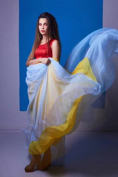 スタジオの色 Silk Beauty モデル端の美しい若い女性 — ストック写真