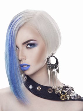 mavi saçlı güzel sarışın kadın. Renkli saç ve makyaj ile kız