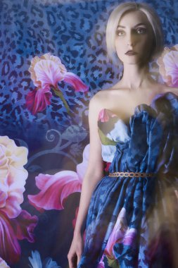 çiçek dress.blonde kız çiçek background.exposure etkisi üzerinde güzel genç kadın