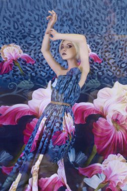 çiçek dress.blonde kız çiçek background.exposure etkisi üzerinde güzel genç kadın