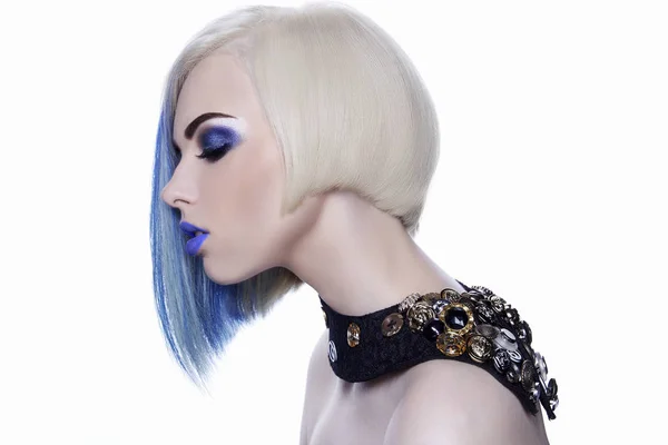 Mooie Blonde Vrouw Met Blauwe Haar Accessoires Meisje Met Gekleurd — Stockfoto