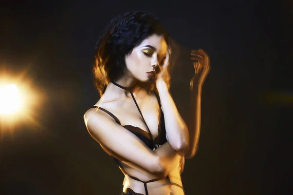 Dança Mulher Striptease Sexy Nos Feixes Música Leve Sensual Morena — Fotografia de Stock