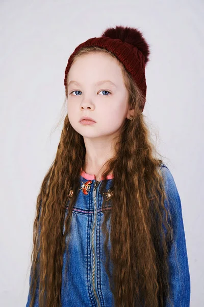 Stylové Zimní Holčička Hat Beautiful Dítě Model Dlouhými Vlasy — Stock fotografie