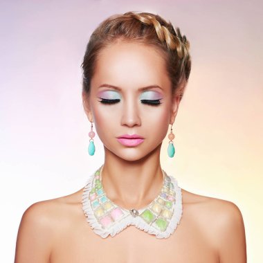 renkli accessories.beautiful sarışın kız saç modeli ile olan pembe makyaj kadın