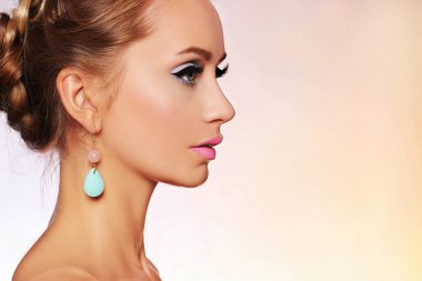 renkli accessories.beautiful sarışın kız saç modeli ile olan pembe makyaj kadın