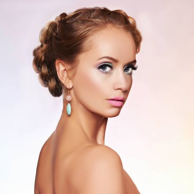 Güzellik pembe makyaj genç kadın saç modeli ile Camera.Beautiful Sarışın kıza baktığını